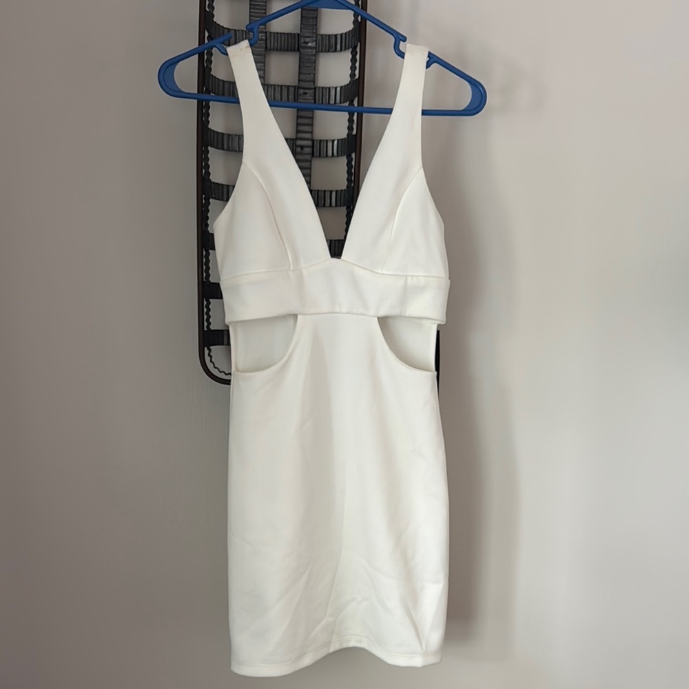 Elegant White Sleeveless Dress